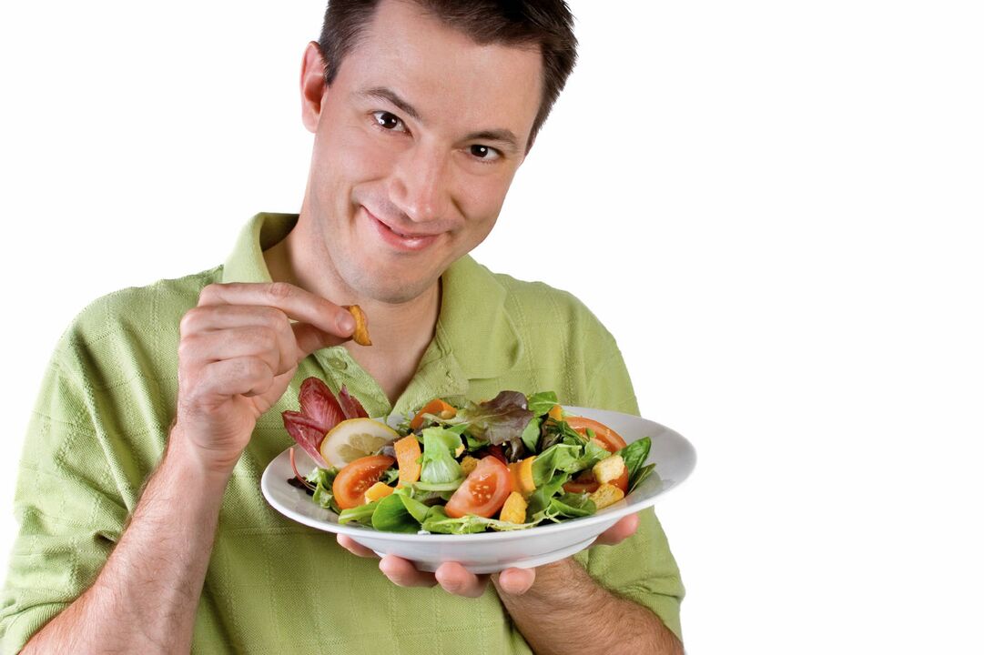 pria makan salad sayuran untuk potensi