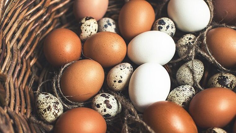 Telur puyuh dan ayam harus ditambahkan ke makanan pria untuk menjaga potensi. 