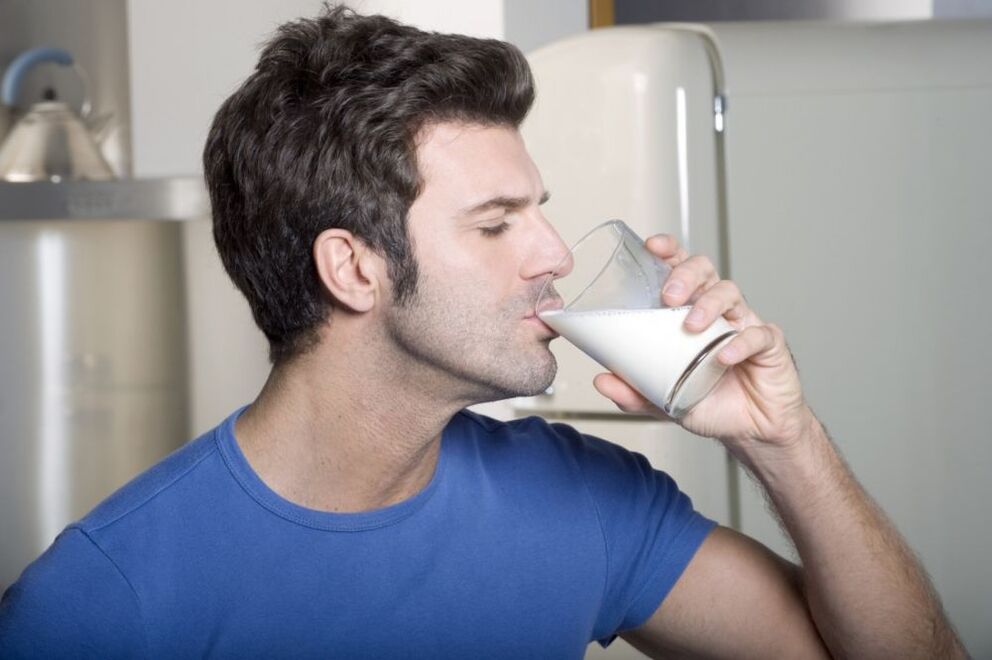 Seorang pria minum susu